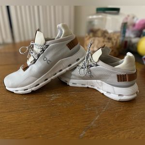 On cloud running sneakers- Cloudnova